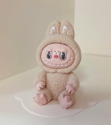 Фигурка из шоколадной глазури Лабубу 7 см, бежевая